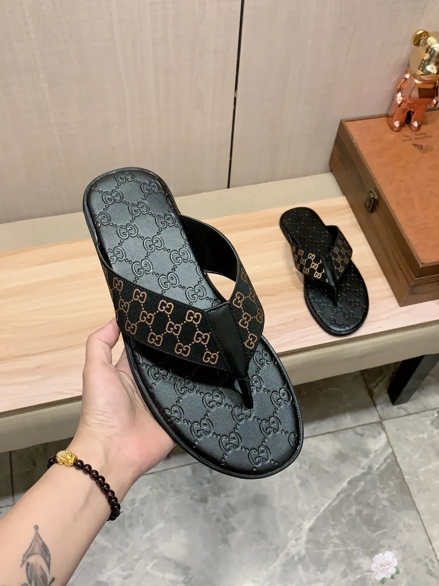 Slippers: New model: Factory price: 260💰💰🎩🎩🔥🔥《 Gucci* 》Series of slippers top purchasing agent🔍🔍Sold at the same time for men, original Italian imported webbing made of selected cowhide, exquisite workmanship,), sole: (super comfortable) original factory special sole, ⚠️exclusive double-layer movable molded sole super comfortable⚠️, real shot🎬the real thing is more beautiful🔍🔍266 regular code 38-44, can be ordered 45.
